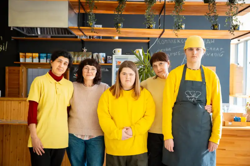 Sunshine Cafe — піца з людяністю: як у Києві працюють інклюзивні заклади, створені мамою дівчини з синдромом Дауна